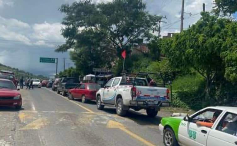 Bloquean la carretera en Teloloapan y paralizan el servicio de transporte y comercio por presuntos ataques con drones.