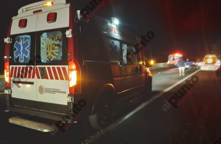 Muere una mujer motociclista tras impactarse contra un auto en el Viaducto Diamante, en Acapulco.