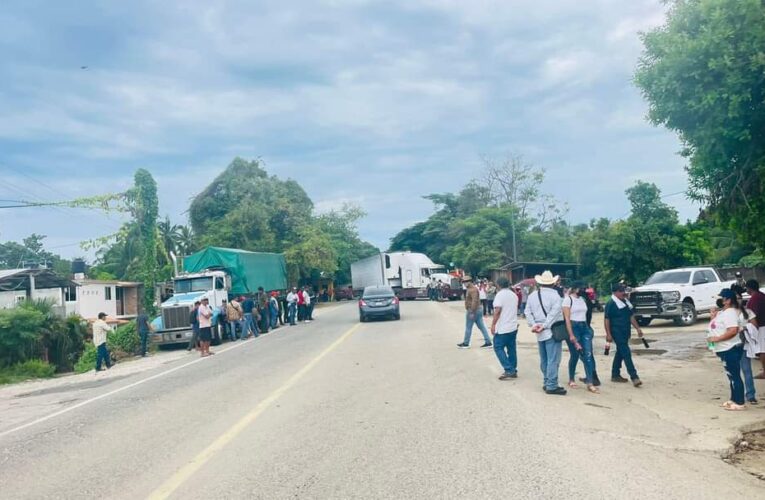 Cumple 24 horas el bloqueo en la carretera federal Acapulco-Zihuatanejo