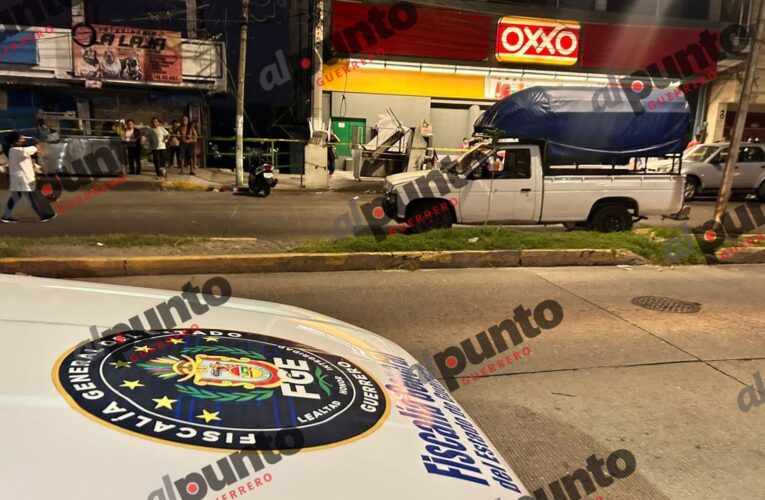 Dos muertos deja ataque armado a un sitio de camionetas del transporte público, en Acapulco.