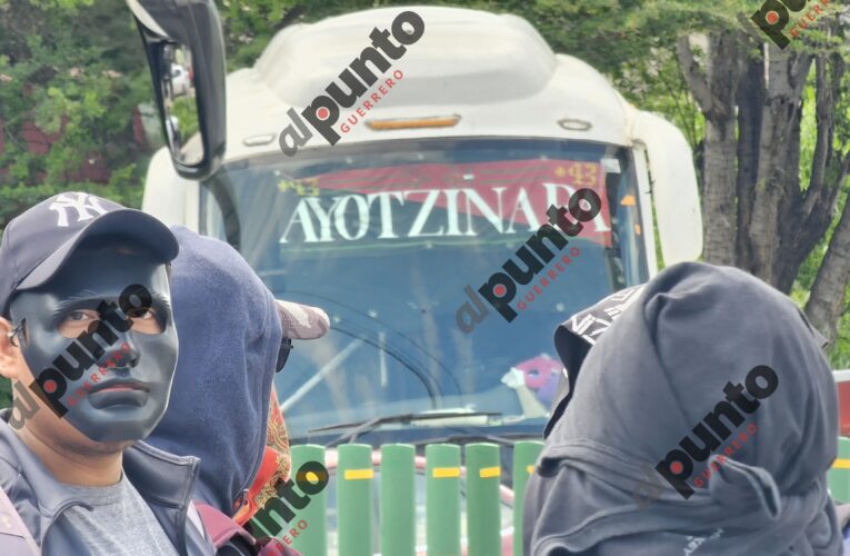 Normalistas de Ayotzinapa bloquean la Autopista del Sol y lanzan petardos a oficina de la SEG.