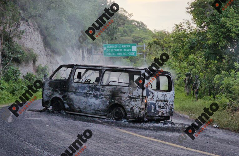 Civiles armados incendian urvan de la ruta Chilpancingo-Chichihualco.