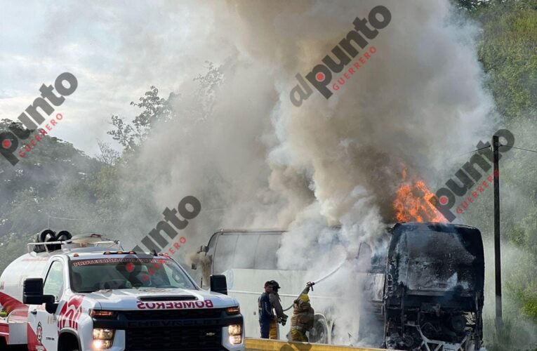 Se incendia autobús en el que viajaban testigos de Jehová, sobre Viaducto Diamante, Acapulco