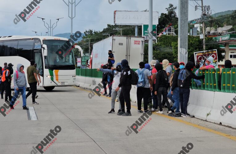 Bloquean normalistas de Ayotzinapa la Autopista del Sol en Chilpancingo