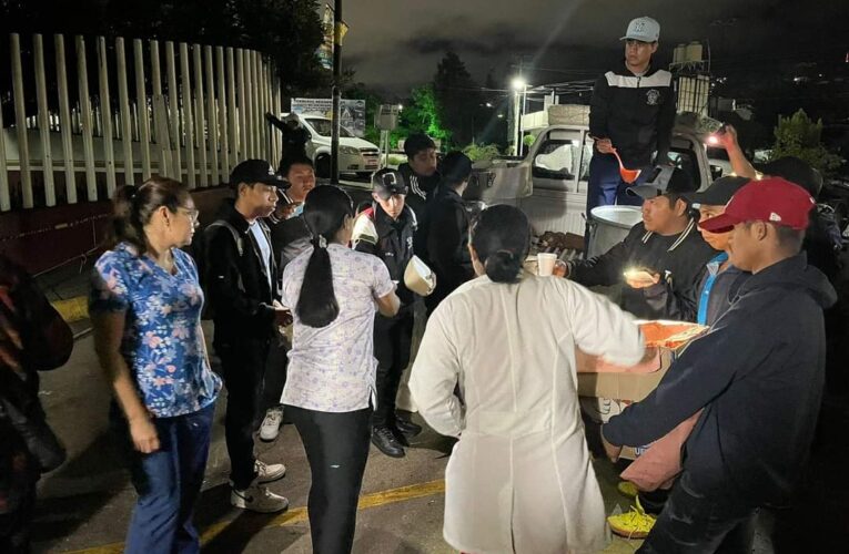 Lleva Ayotzinapa alimentos a hospitales de Chilpancingo