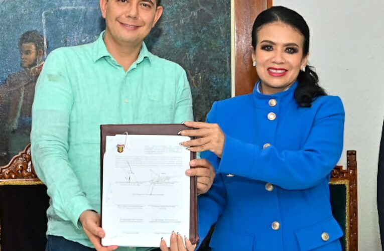 Firman Norma Otilia Hernández y Alejandro Arcos el Acta de Entrega-Recepción de la Administración Pública Municipal 2021-2024 y 2024-2027