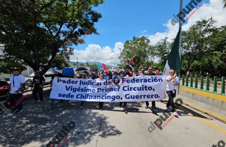 Marchan sobre la Autopista trabajadores del Poder Judicial contra reforma de AMLO