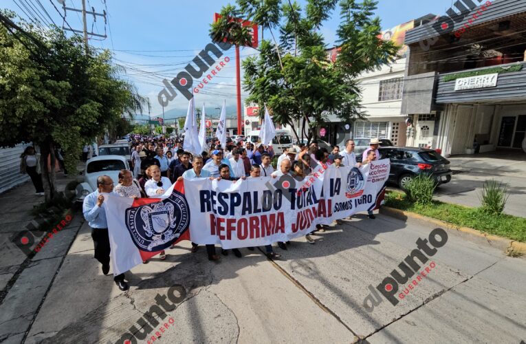 Marchan estudiantes y maestros de la UAGro en respaldo a la reforma al Poder Judicial