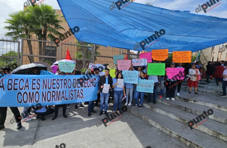 Protestan estudiantes del CAM Acapulco en Palacio de Gobierno para exigir becas de 10 mil pesos