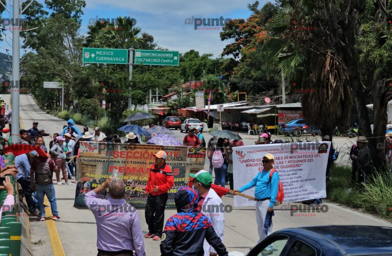 Bloqueo CETEG el bulevar Vicente Guerrero en Chilpancingo para exigir atención a demandas