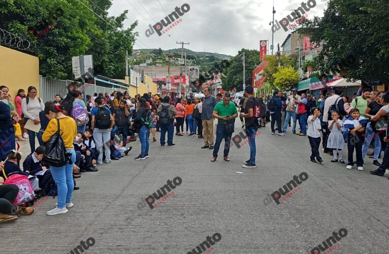 Cierran primaria en Chilpancingo para respaldar a dos maestros señalados de acoso