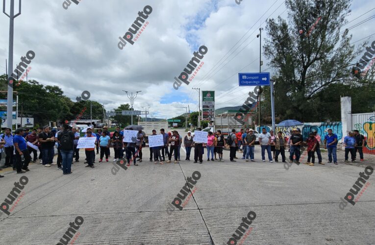 Bloquean media hora la Autopista del Sol en Chilpancingo para exigir maestros en comunidad indígena