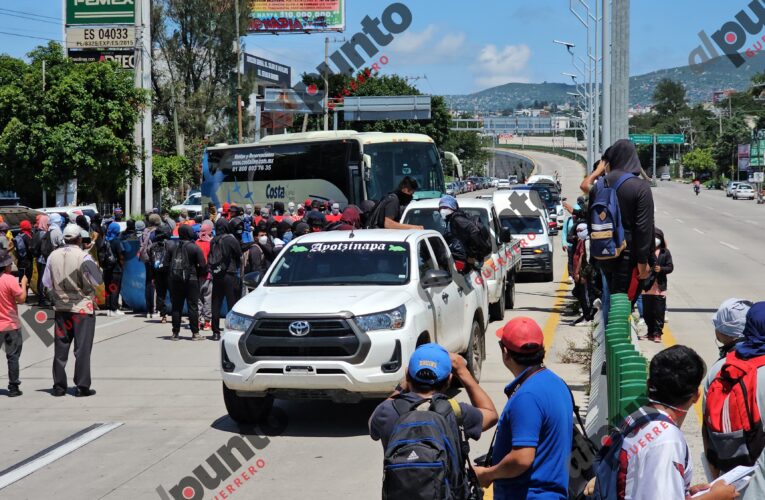 Normalistas de Ayotzinapa bloquearon la Autopista del Sol en Chilpancingo