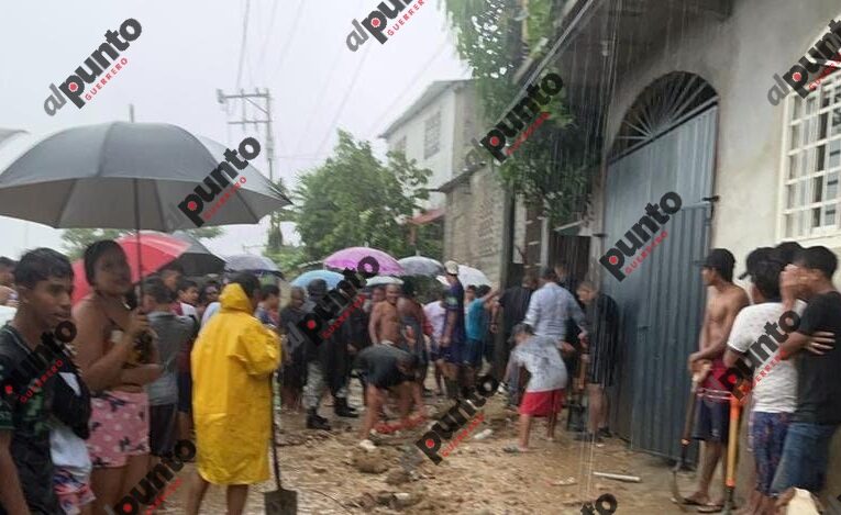 Deslave de un cerro derriba pared de una casa y deja atrapados a 2 menores; una niña murió