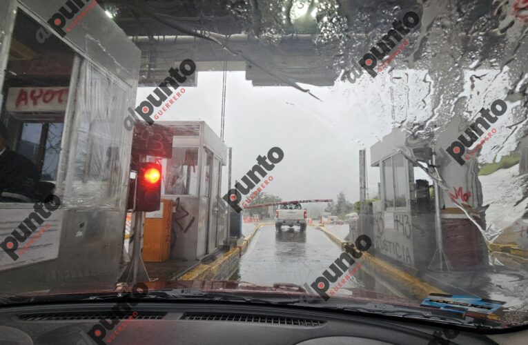 Suspenden cobro en las casetas de la autopista del sol por afectaciones del huracán John