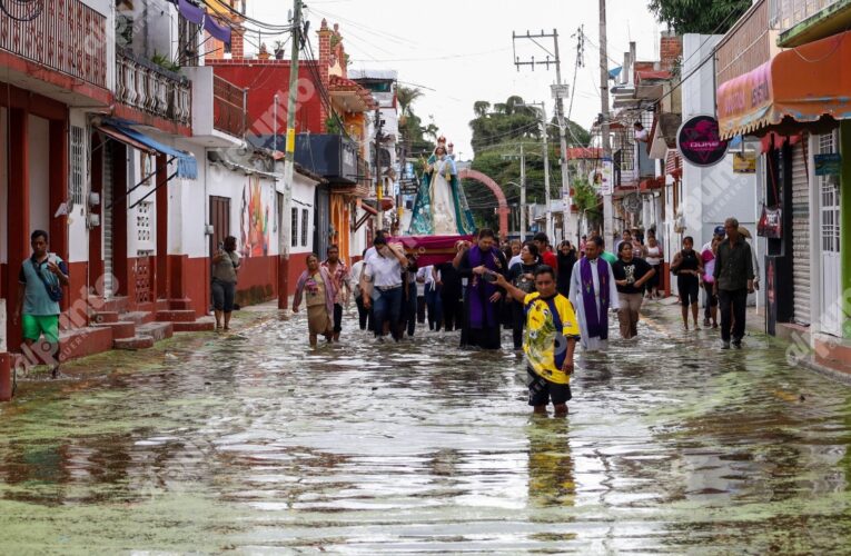 Bajo el agua viviendas del barrio de Santa Cecilia y Canta Ranas por desbordamiento de la laguna de Tixtla