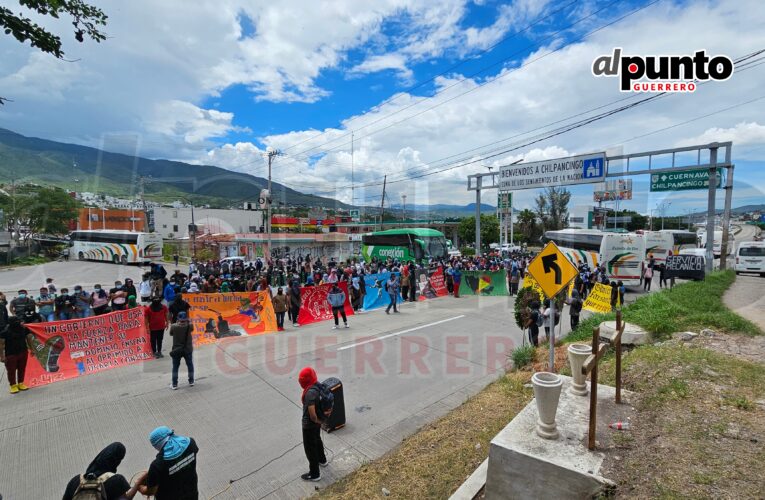 Normalistas de Ayotzinapa bloquearon la Autopista en Chilpancingo