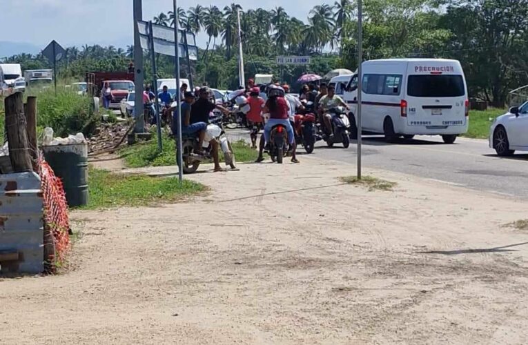 Bloquean carretera Acapulco-Zihuatanejo a la altura de San Jerónimo; exigen censo a damnificados por John