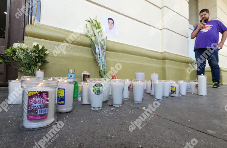 Montan altar en el ayuntamiento de Chilpancingo en memoria del alcalde Alejandro Arcos