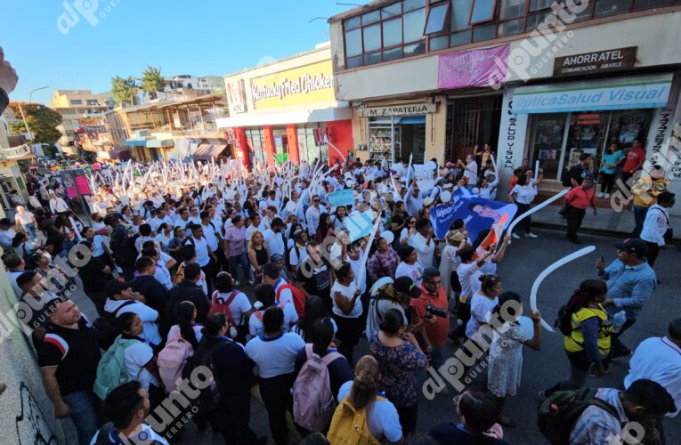 Marchan en Chilpancingo para exigir paz y justicia por asesinato de Alejandro Arcos