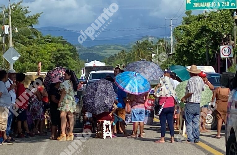 Damnificados por Max en Tecpan bloquearon la carretera federal Acapulco-Zihuatanejo