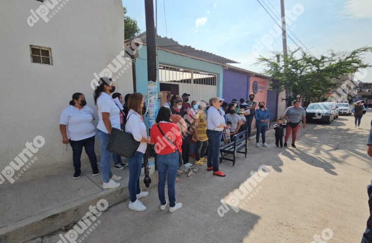 Protestan padres de familia para exigir limpieza de jardín de niños afectado por John