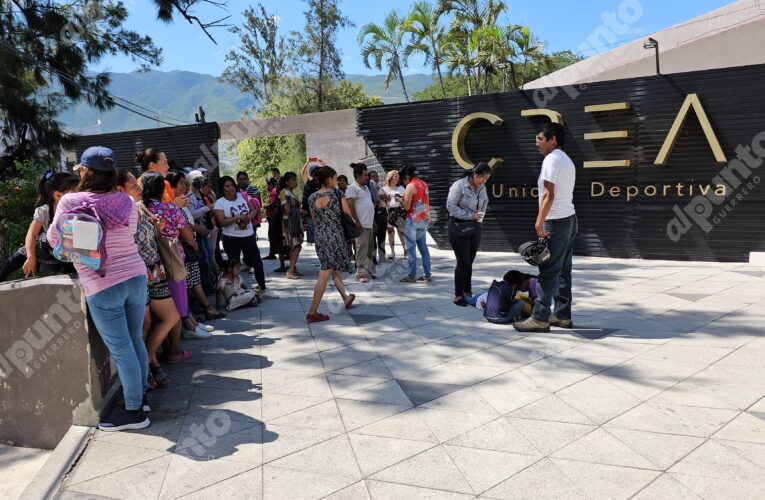 Protestan damnificados por John en campamento de Servidores de la Nación en Chilpancingo