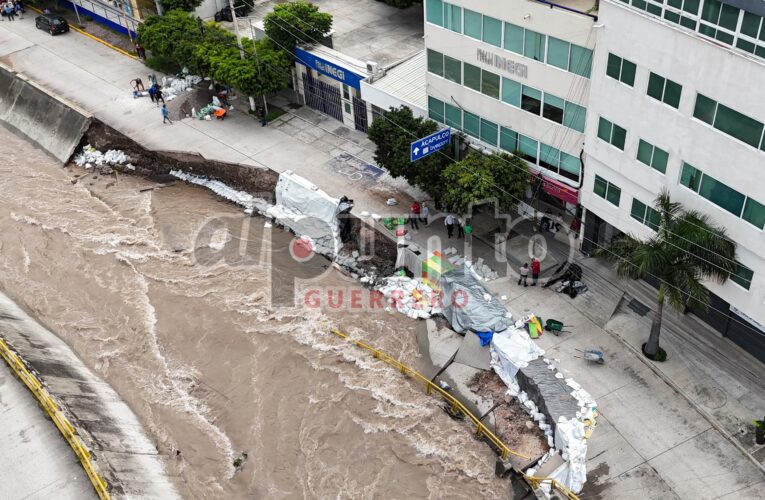 Empresarios cercan con costales de grava el encauzamiento del Huacapa para evitar la caída de edificios