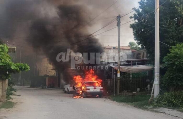 Incendian taxi colectivo en Real Hacienda, Acapulco