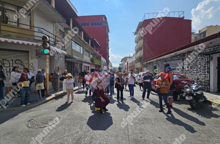 Bloquean jubilados el centro de Chilpancingo para exigir pagos de pensión