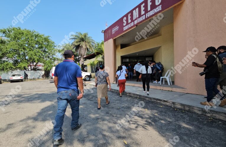 Llegan familiares de desaparecidos en Chautipan a identificar cuerpos al Semefo