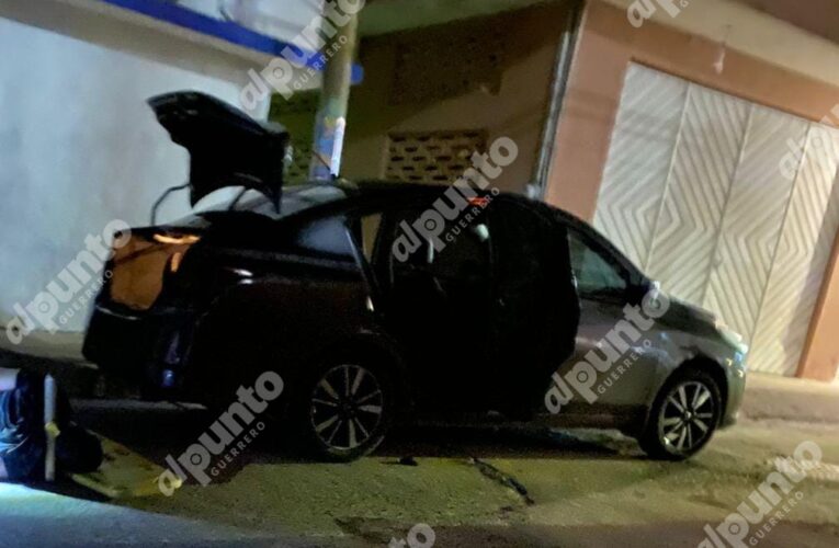 Dejan 4 hombres asesinados dentro de un auto abandonado, en pleno centro de Acapulco