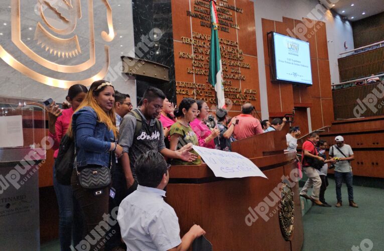 Irrumpen reporteros en reunión de diputados de Morena y toman la tribuna del congreso local