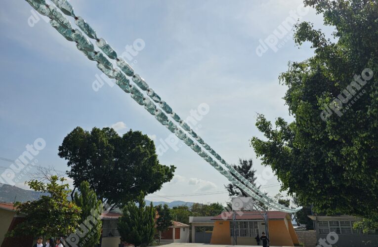 Inician construcción de techado con botellas de plástico en cancha de primaria de Chilpancingo