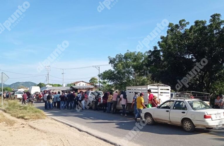Bloquean carretera federal falta de apoyos por huracán John
