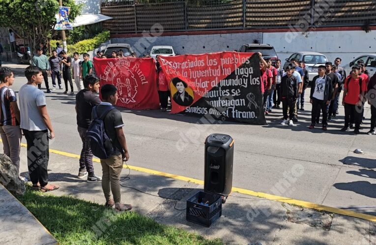 Protesta Ayotzinapa por reducccion presupuestal a las normales rurales
