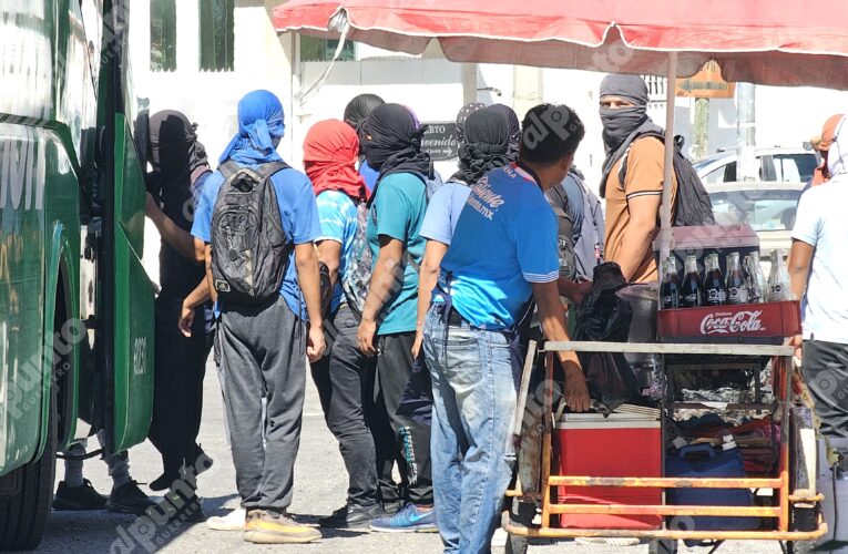 Normalistas de Ayotzinapa se apoderan de 3 autobuses en la terminal de Chilpancingo