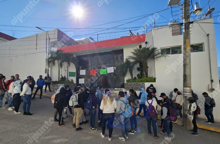 Protestan egresados normalistas en oficinas de la SEG