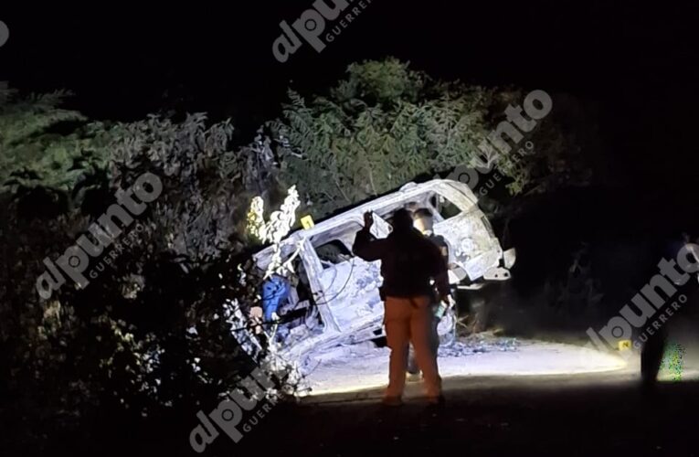 Se accidenta familia en Xochipala, la camioneta se incendia y una mujer murió calcinada