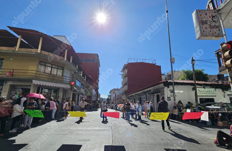 Jubilados y pensionados del ISSSPEG paralizan el centro de Chilpancingo