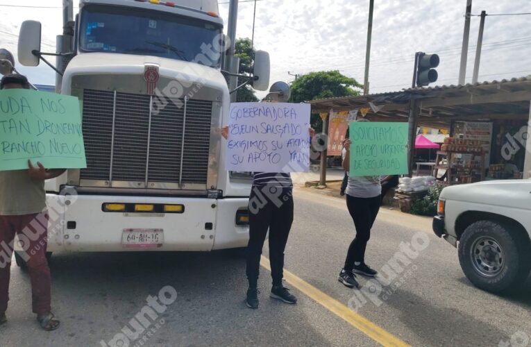 Pobladores bloquean carretera federal en Petatlán para denunciar ataques con drone