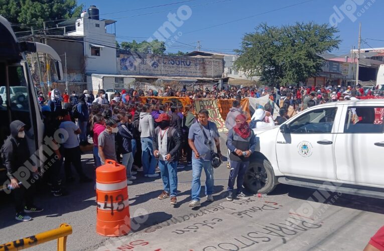 Protestan normalistas de Ayotzinapa en el Congreso del Estado; diputados y trabajadores son desalojados