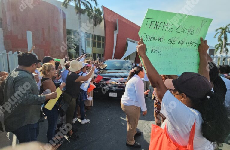Protestan damnificados por John durante visita de Claudia Sheinbaum a Acapulco