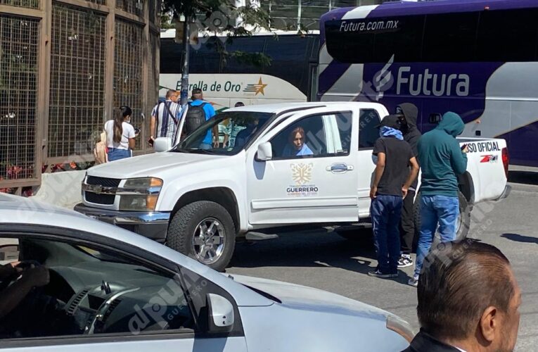 Protestan normalistas de Ayotzinapa en Palacio de Gobierno; retienen una camioneta