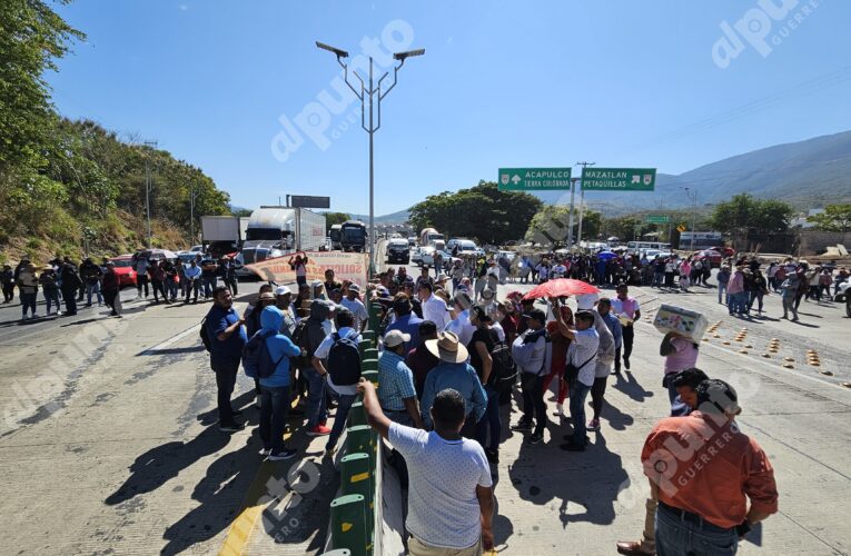 Maestros y alumnos de Prepas Populares bloquean la Autopista en Chilpancingo