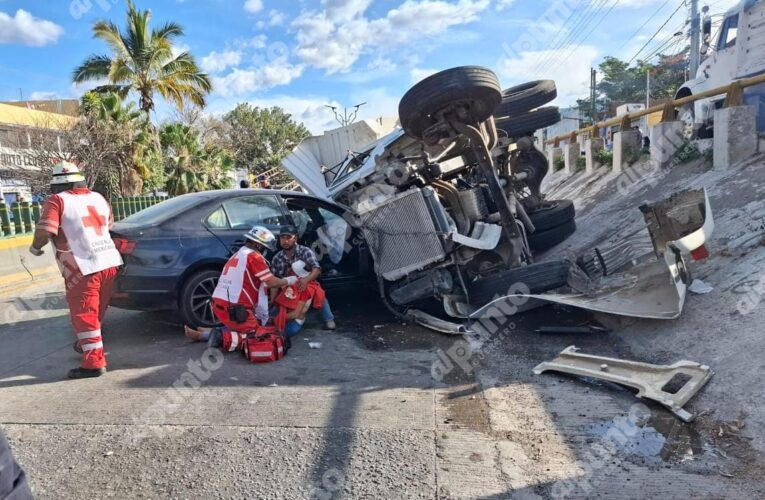 Muere chofer de camión de volteo al chocar y volcarse en el bulevar de Chilpancingo