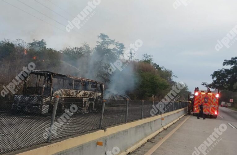 Se incendia autobús de la empresa “Albatros” cerca de Acapulco; 44 turistas resultan ilesos