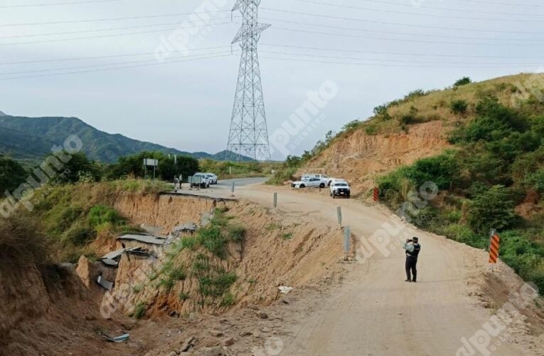 Muere una persona calcinada al caer a un barranco con su vehículo en Coyuca de Benítez