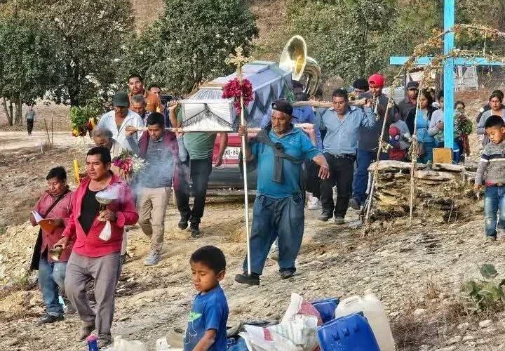 Sepultan a Leuteria, mujer policía que fue asesinada por su ex pareja en Alcozauca