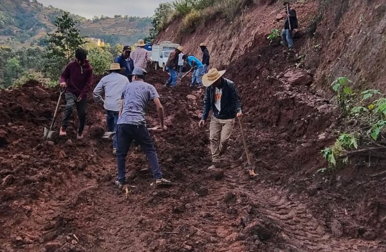 Pobladores de la montaña reparan caminos con recursos propios